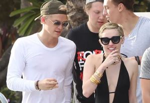 ¡No perdió tiempo! Capturan a Miley Cyrus besándose con Cody Simpson (Foto)