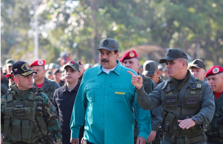 “Anda en una gira guerrerista”: Las reuniones de Pompeo tienen a Maduro con los nervios de punta
