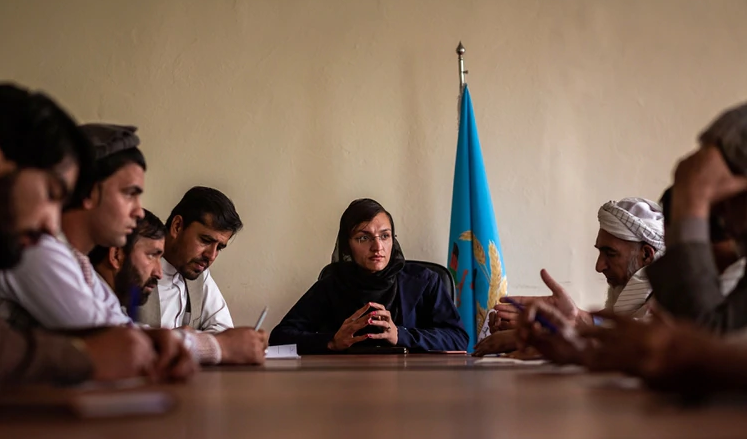 La primera alcaldesa de un pueblo afgano asegura que podrían asesinarla