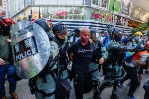 Miles de personas desafían a la policía en una nueva marcha en Hong Kong (Fotos)