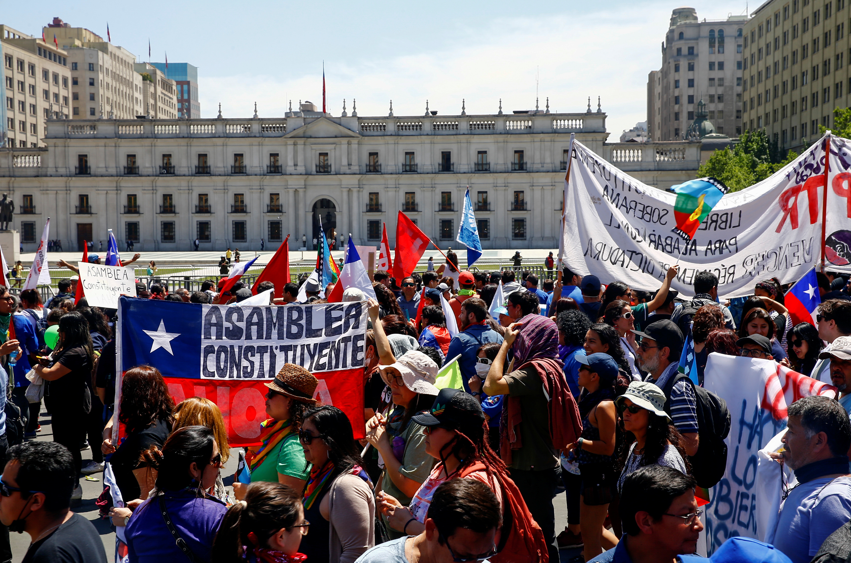 Huelga general mide fuerza con Sebastián Piñera en cuarta semana de protestas en Chile