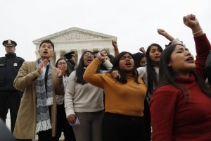 Conservadores de la Corte Suprema de EEUU apoyan fin del programa DACA