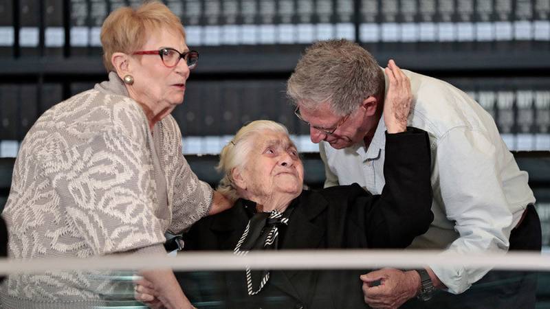 ¡Conmovedor! Sobrevivientes del Holocausto se reunieron con su salvadora 75 años después (VIDEO)