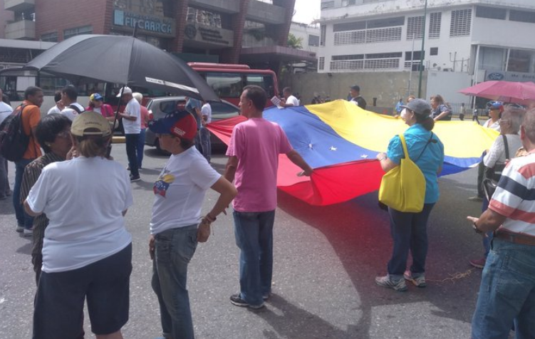 Vecinos de Los Ruices trancan calles en apoyo a convocatoria de Guaidó #25Nov (FOTOS)