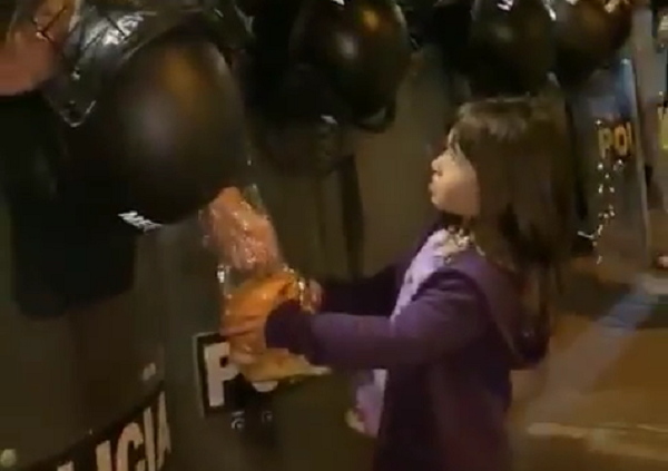 Esta niña dio una lección de generosidad durante las protestas en Colombia (video)