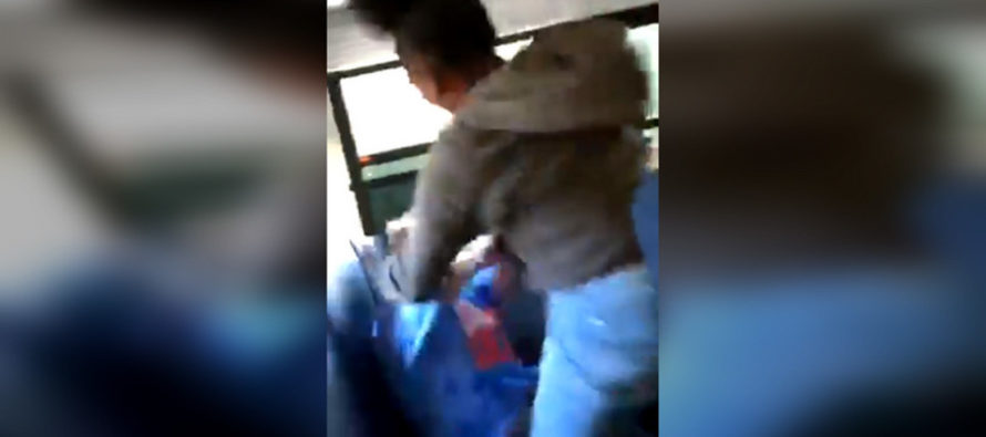 Niño es golpeado brutalmente por estudiantes al usar la gorra con el eslogan de Trump