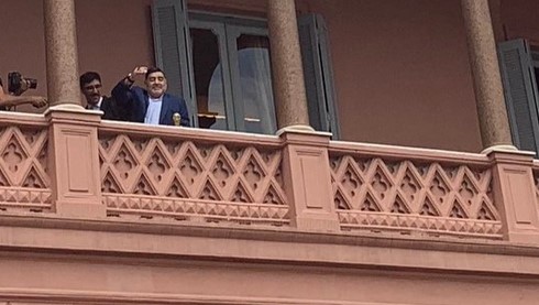 Maradona saludó desde balcón de Casa Rosada tras ser recibido por presidente argentino