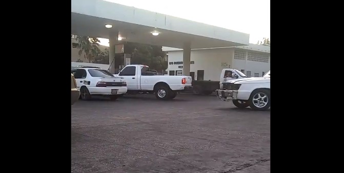 Zulianos denuncian que no se está respetando el pico y placa en las bombas de gasolina #16Dic (Video)