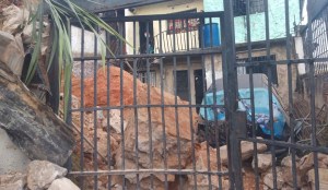 Un muro colapsó en el barrio Mesuca de Petare #11Dic (fotos)