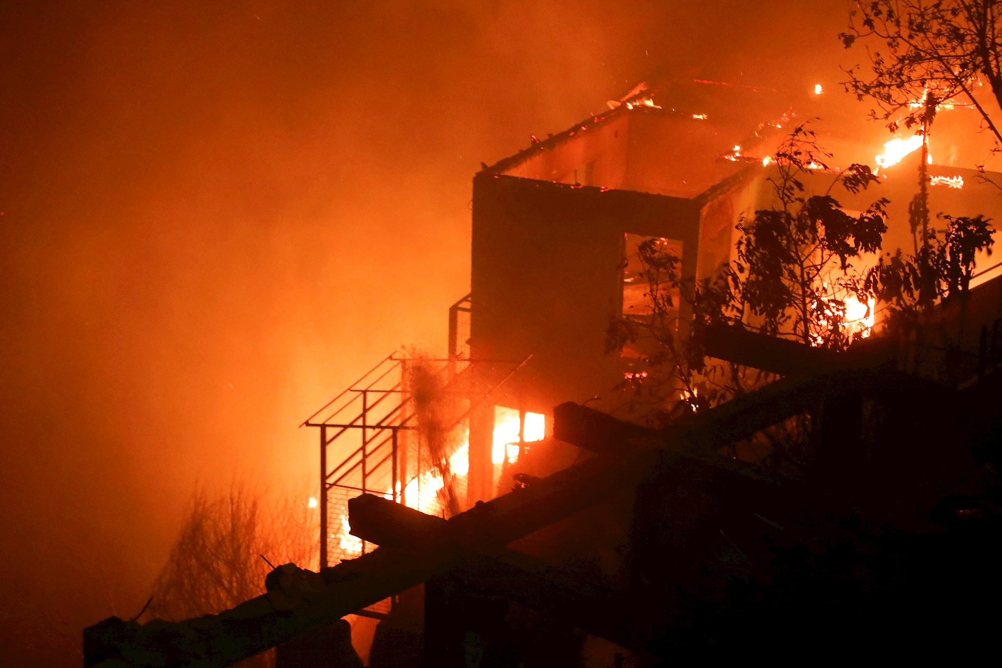 El fuego asalta a los vecinos de la chilena Valparaíso en plena Nochebuena