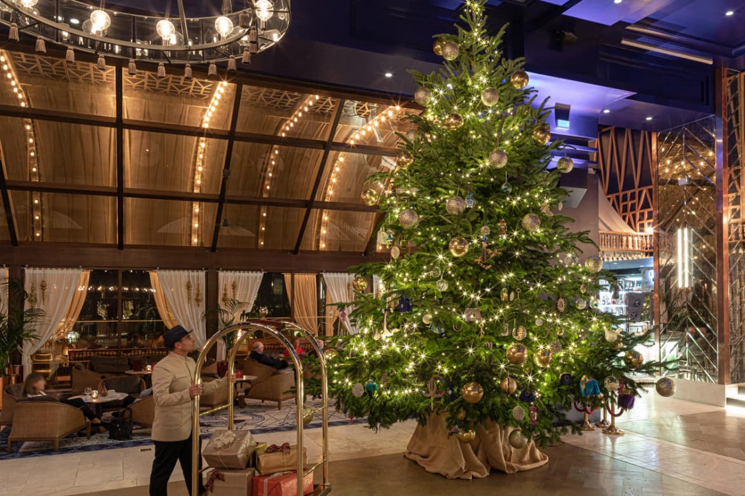 Un hotel de España presenta el árbol de Navidad más caro del mundo (Video)