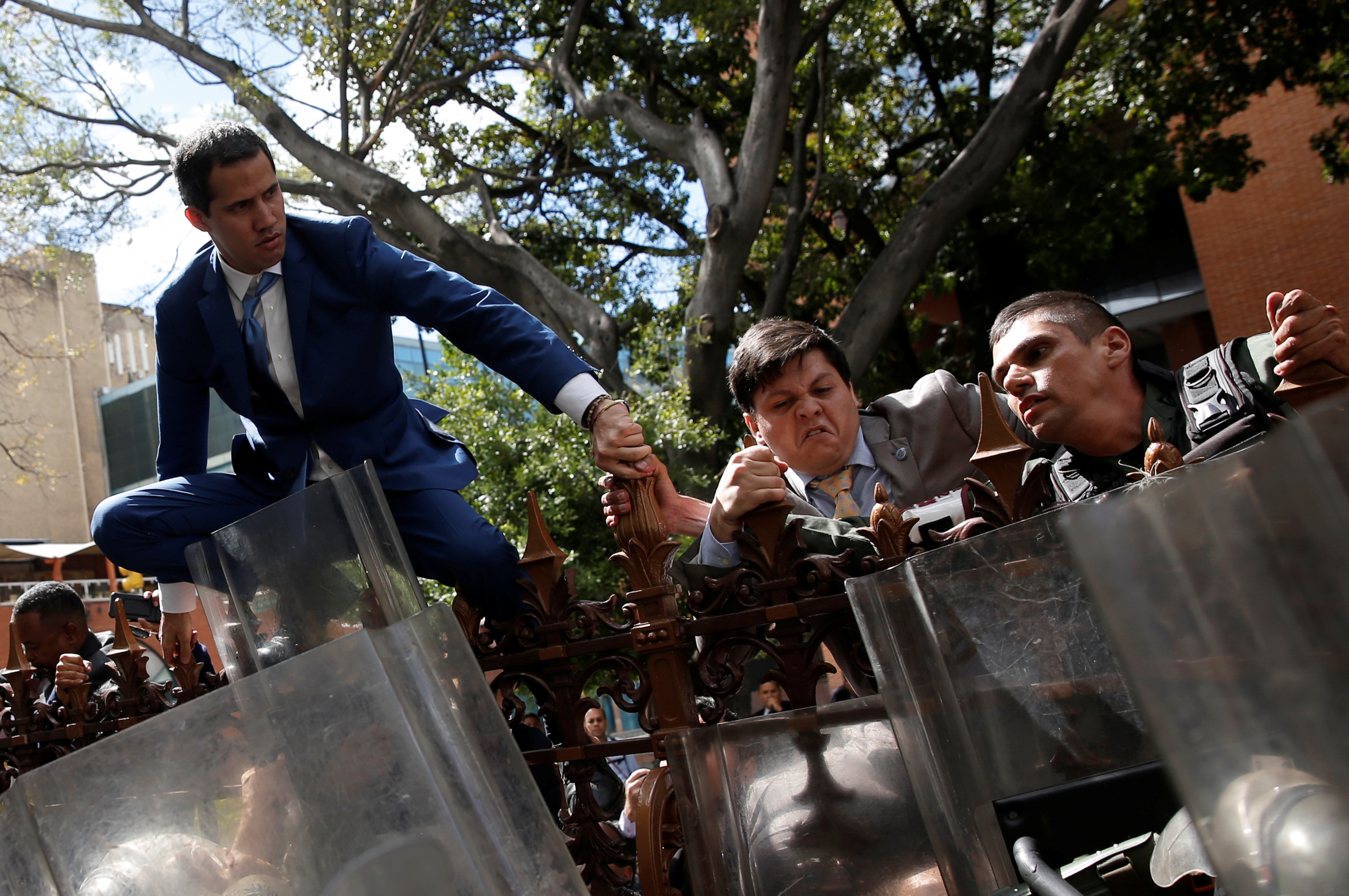 El momento en el que Guaidó intentó entrar al hemiciclo de Sesiones de la AN #5Ene (Fotos y Videos)