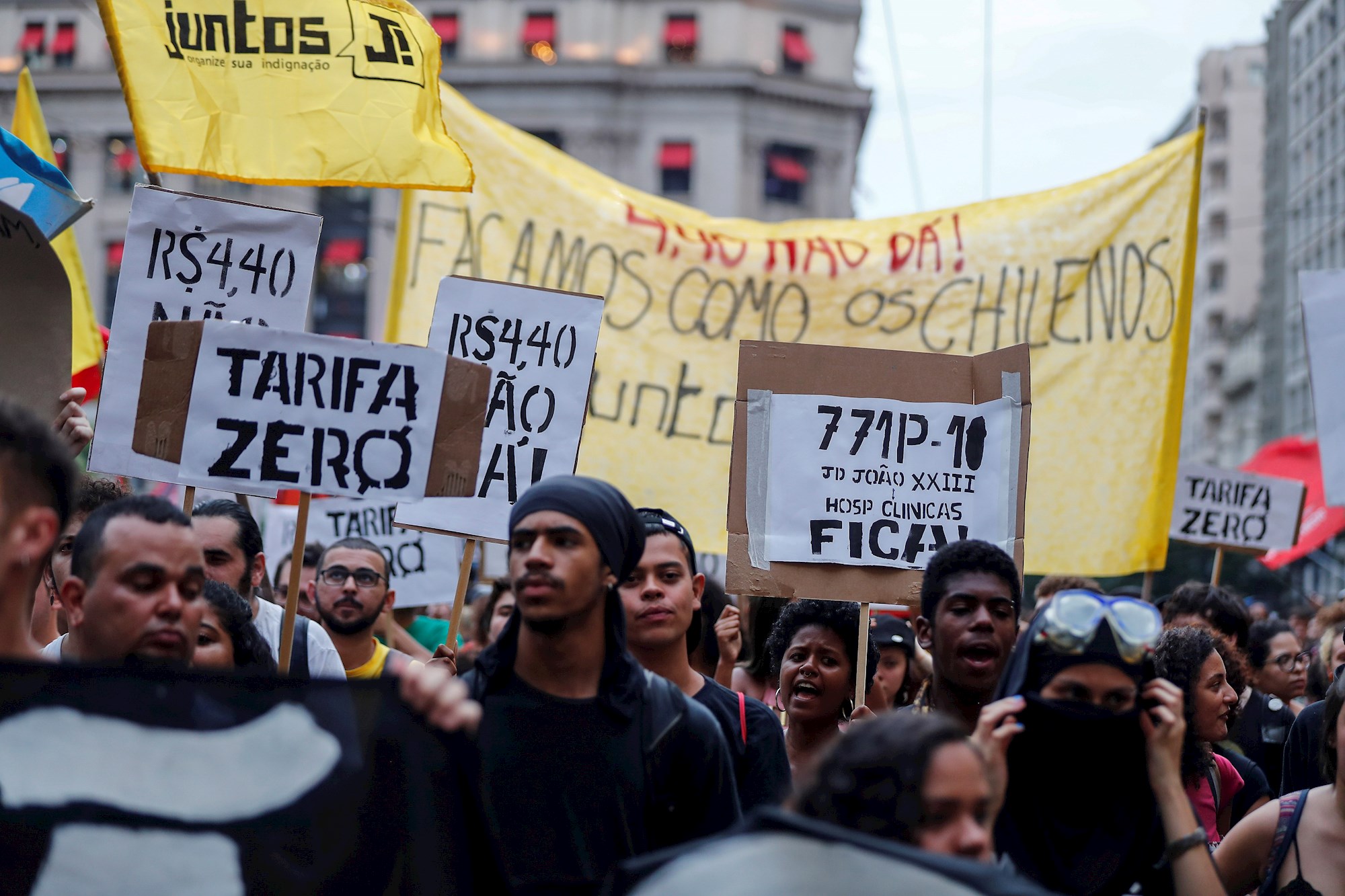 “Hagamos como los chilenos”, marchan contra aumento del transporte en Brasil