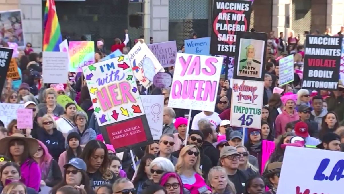 Miles participan en Marcha de las Mujeres en Los Ángeles