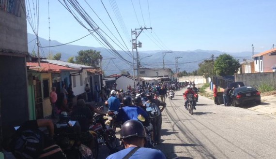 Así está la KILOMÉTRICA cola de motorizados para surtir combustible en Mérida #3Ene (Foto)