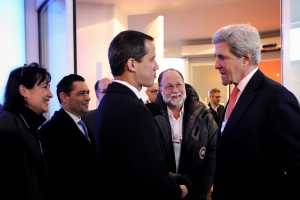 Las Fotos: Guaidó conversó con el ex secretario de Estado de EEUU John Kerry en Davos