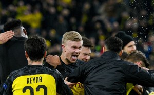 La Bundesliga multa a dos jugadores del Borussia Dortmund por salir a cortarse el cabello durante la cuarentena