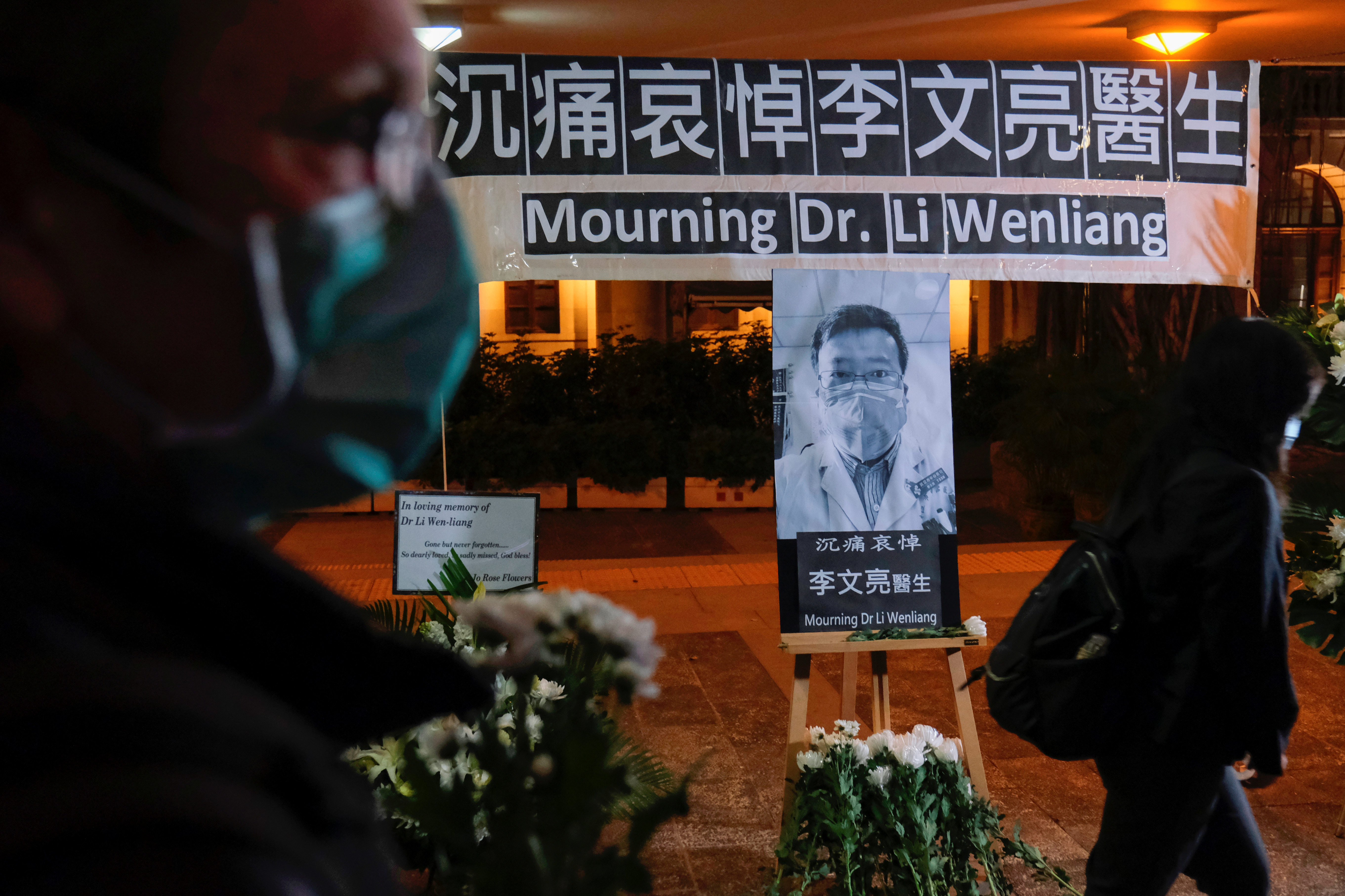 Investigadores sobre muerte del doctor Li llegan a Wuhan en medio de críticas