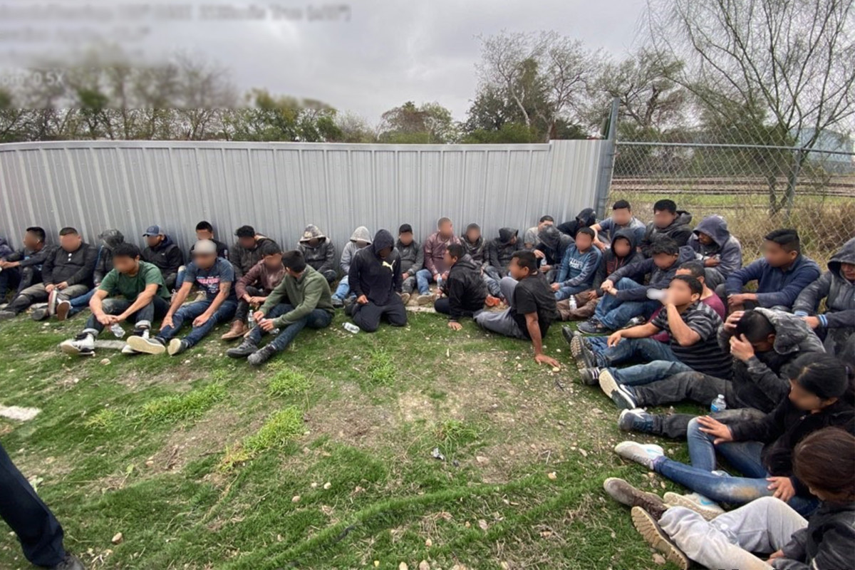 Más de 30 migrantes encontrados dentro del compartimiento oculto del camión de basura en Texas