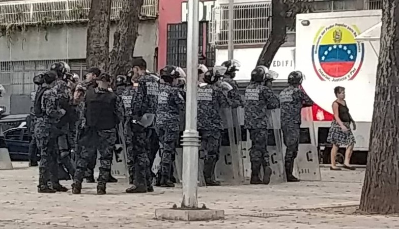 Reportan que funcionarios de la PNB ya se encuentran en los alrededores de Parque Carabobo #13Feb (Fotos)