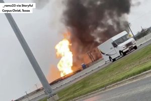 Una línea de gas rota arroja llamas de 150 pies de altura en Texas