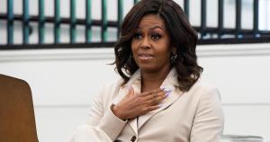 Michelle Obama muestra una foto de su baile de graduación con un misterioso acompañante para fomentar el voto joven