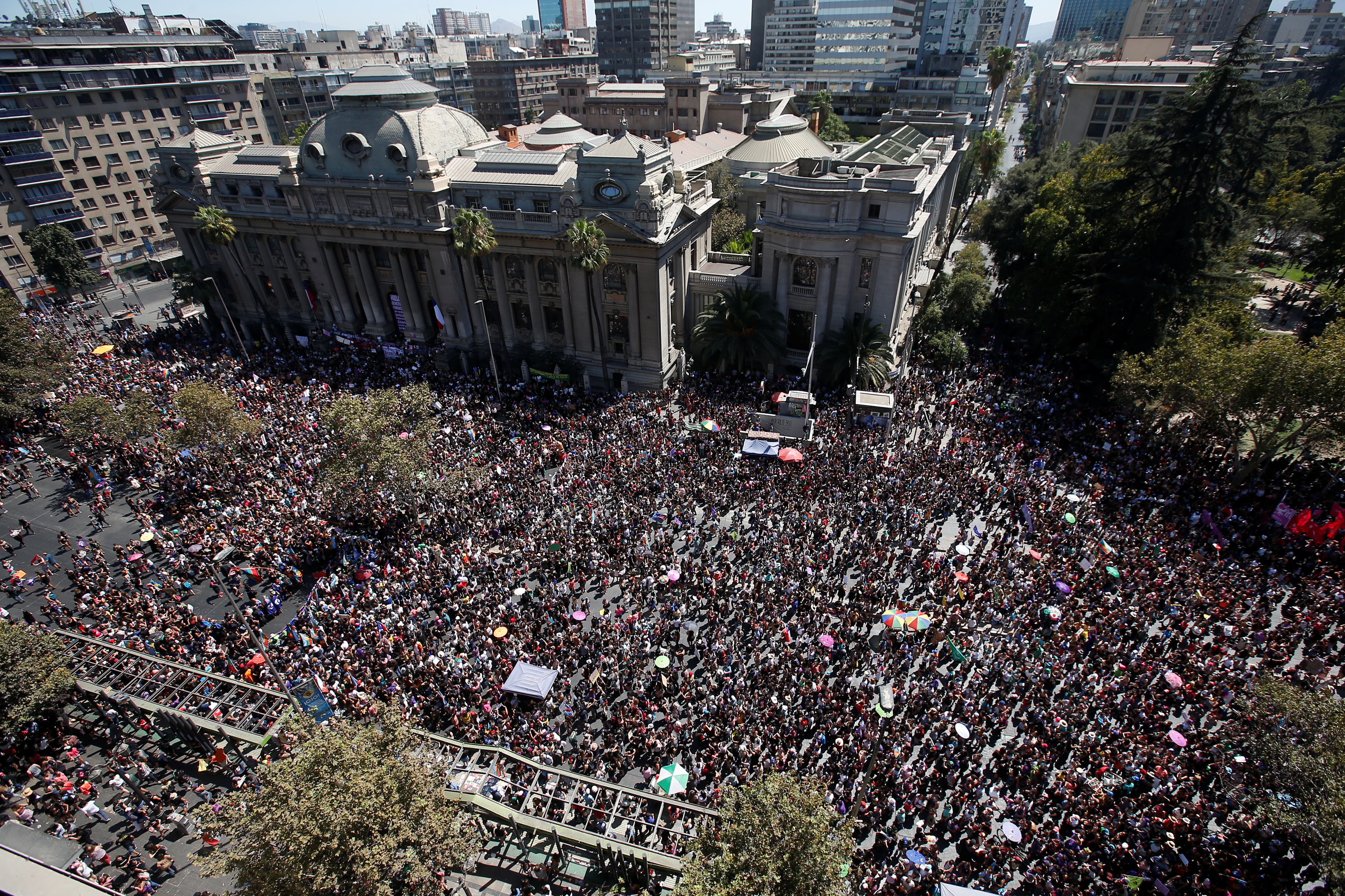 En fotos: La multitudinaria y colorida protesta contra la violencia machista en Chile