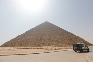 Arrestan a una modelo egipcia por posar con ropa “provocativa” cerca de una pirámide (FOTOS)