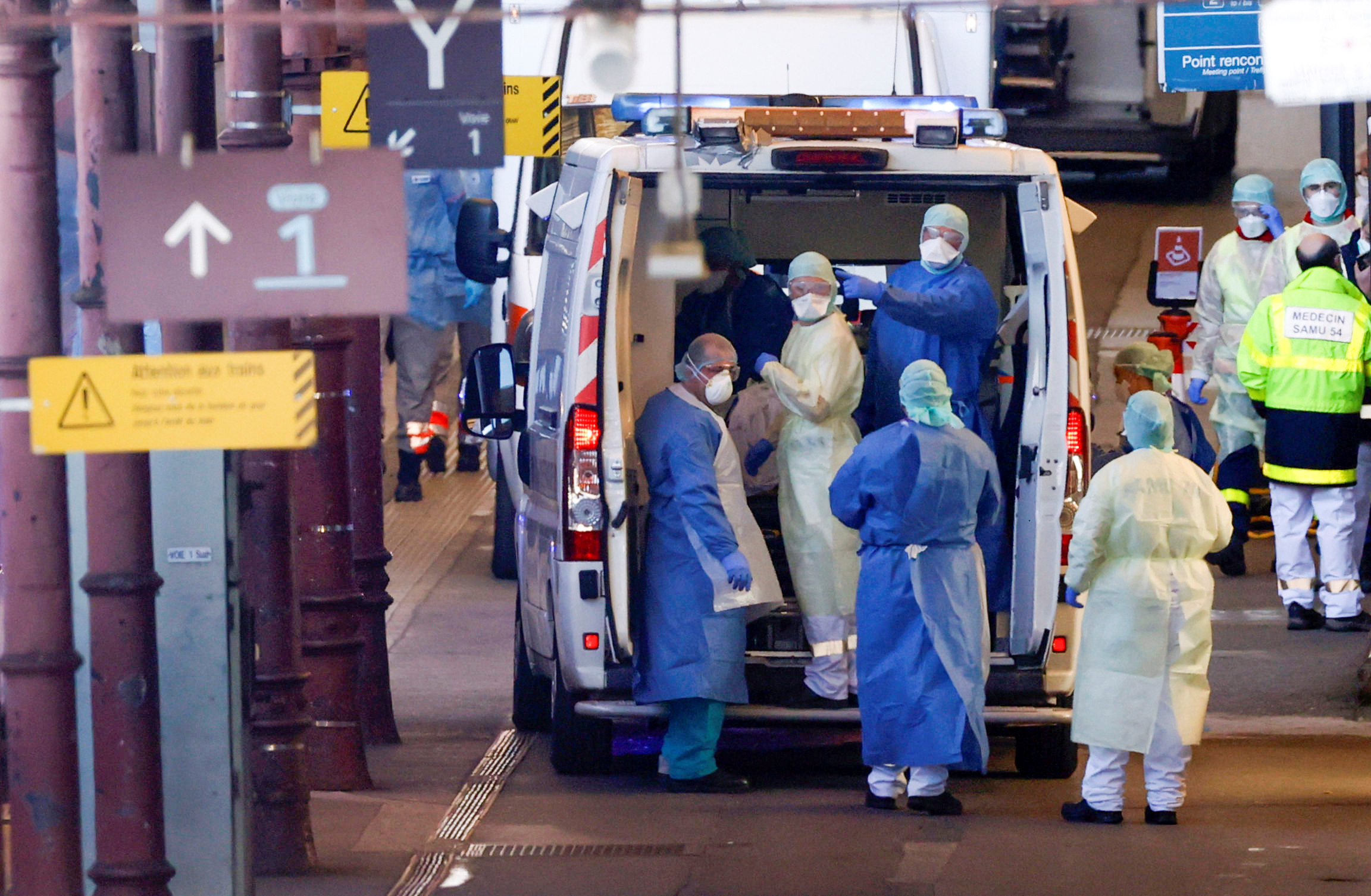Francia acelera el traslado de enfermos de los grandes focos de la epidemia