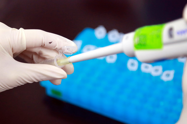Gobierno británico promete más test de coronavirus ante crecientes críticas