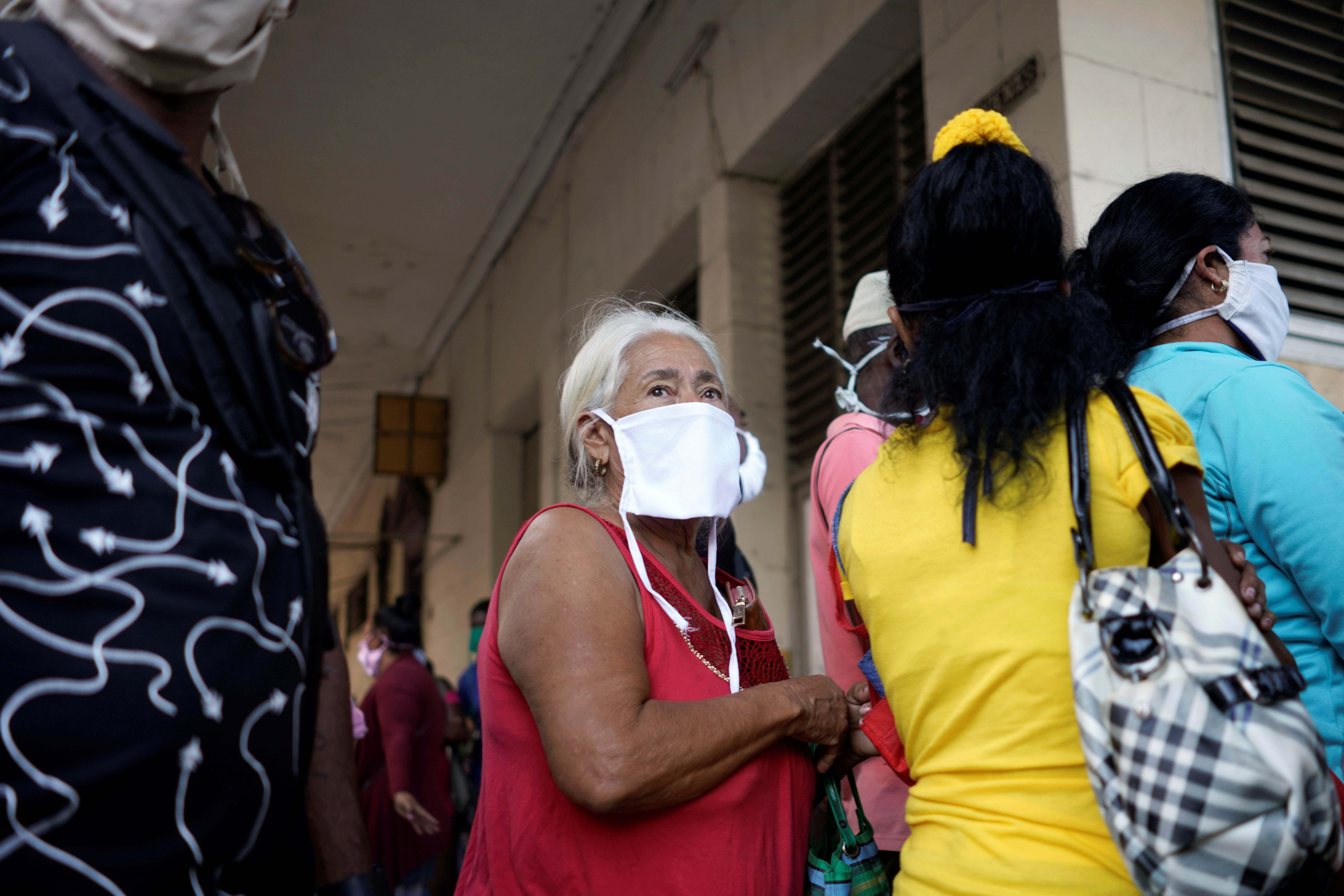Cubanos desafían al coronavirus para buscar los alimentos cada vez más escasos