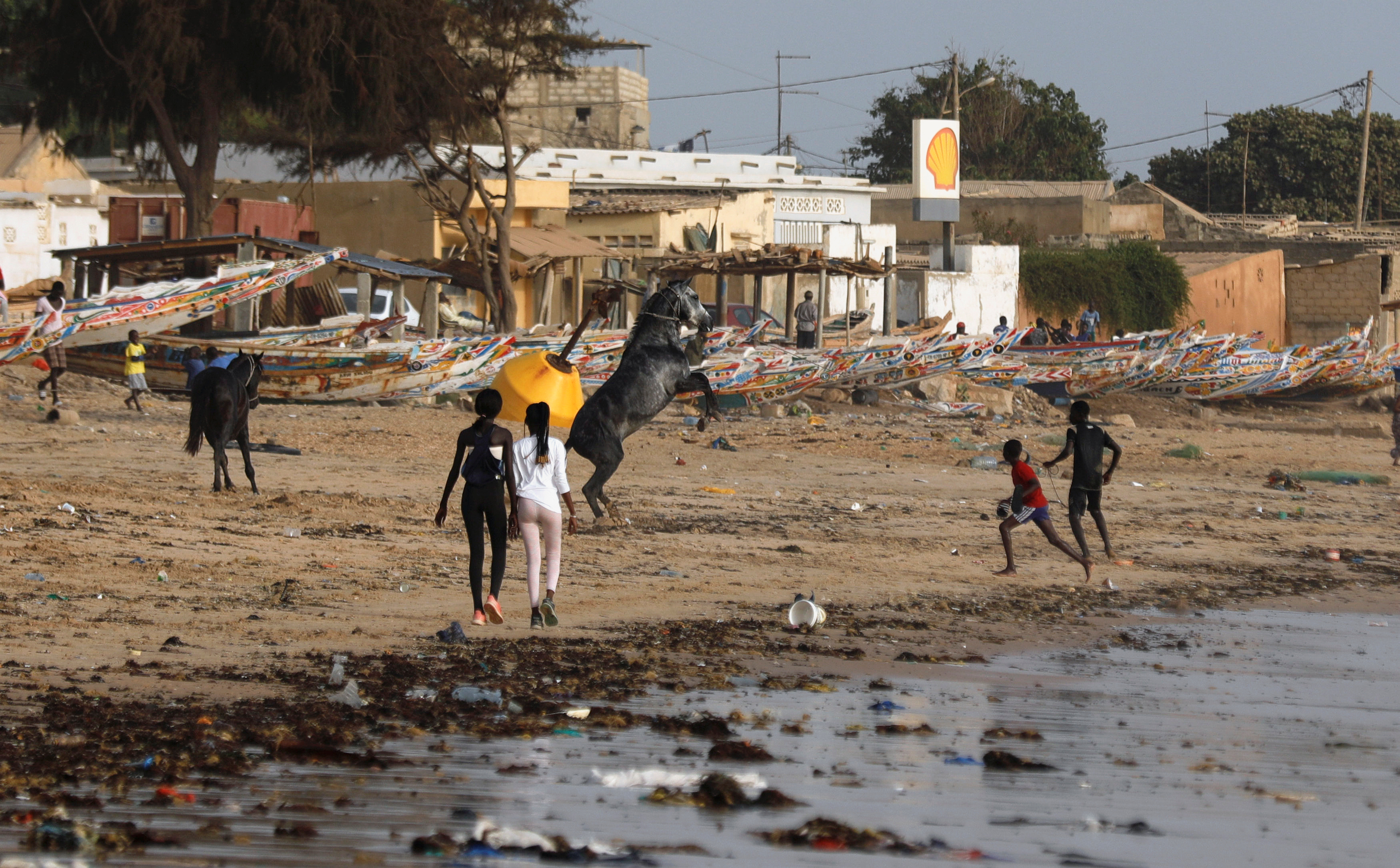 Los niños de la calle buscan escapar del coronavirus en Senegal