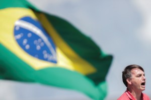 Bolsonaro volvió a causar polémica al aparecer ante una multitud con una fuerte tos (Video)