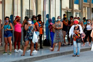 Cara e’ tabla: Régimen cubano prohibió las colas nocturnas en tiendas para evitar contagios