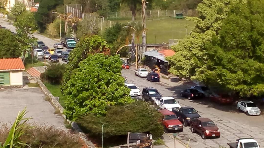 “Carros de lado y lado”: Así están las colas para surtir gasolina en Mérida #24Abr (Foto)