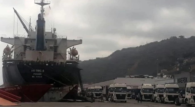 Barco chino trajo 312 chutos y tanques vacíos a puerto de La Guaira