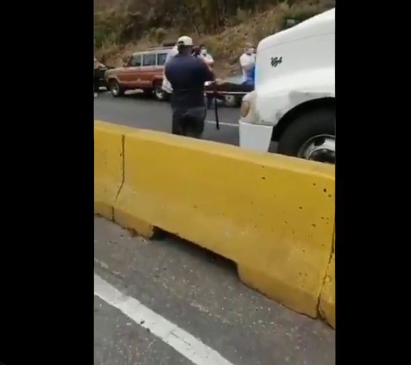Colisión entre motorizado y camión mantiene paralizada la Carretera Panamericana (VIDEO)