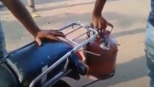 Solo en Maracaibo: Por escasez de gasolina, llegan las motos impulsadas con gas doméstico (VIDEO)