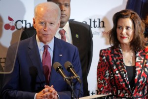 Joe Biden asesora a la gobernadora de Michigan sobre el manejo del coronavirus