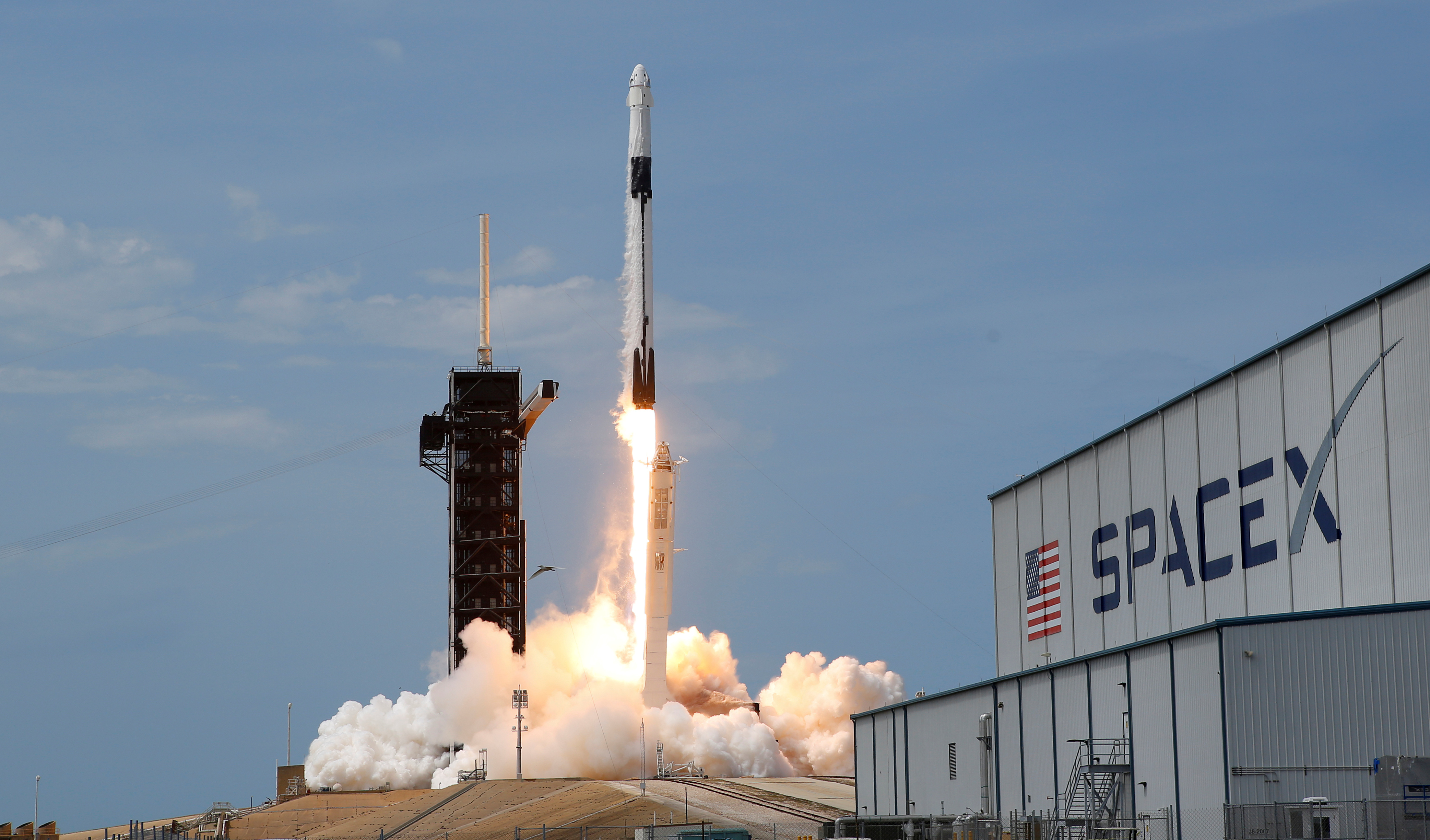 Cápsula de SpaceX con dos astronautas se acopla a la Estación Espacial Internacional