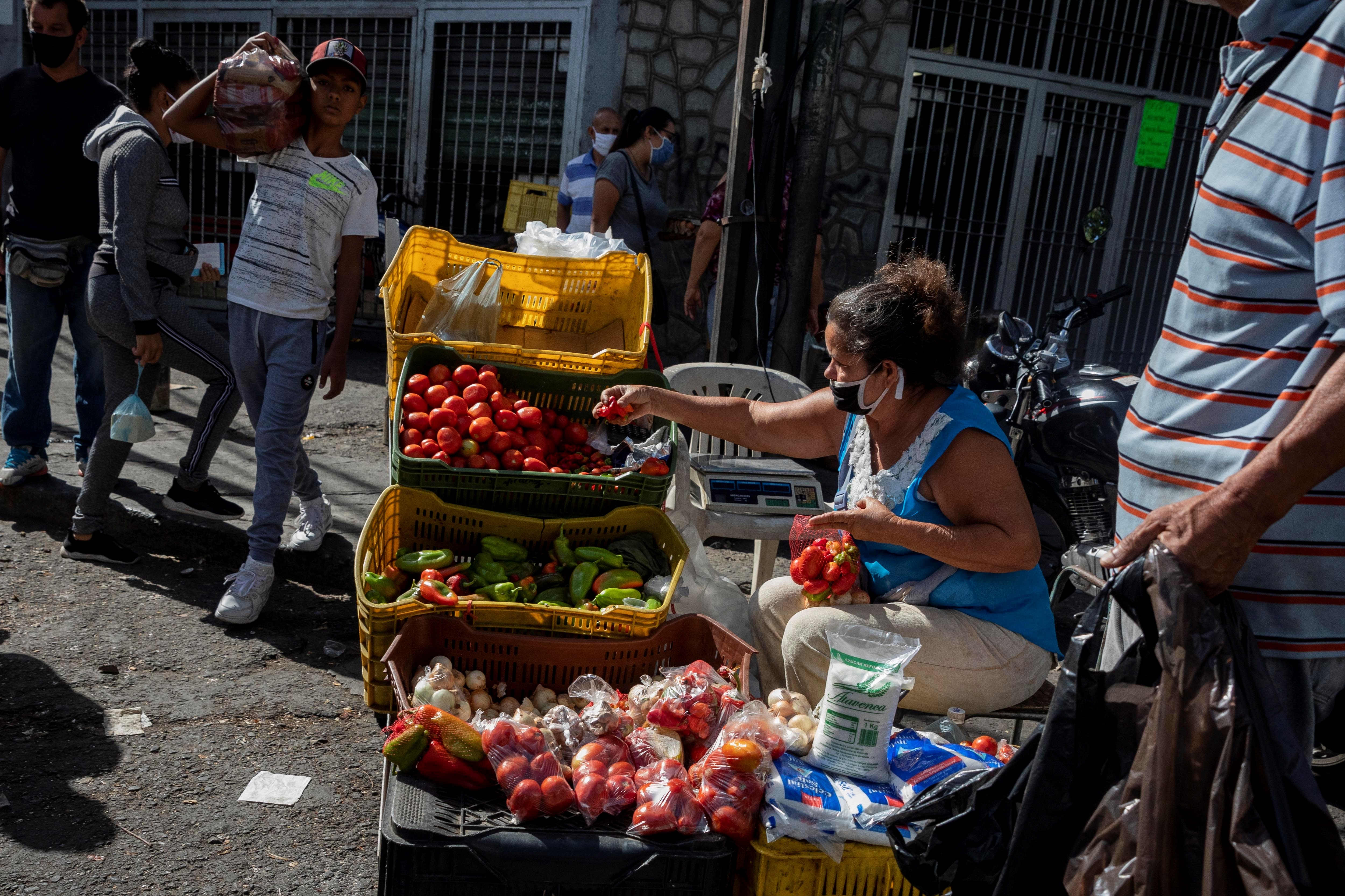 Por los alto costos los venezolanos compran poco y hacer mercado es un dolor de cabeza
