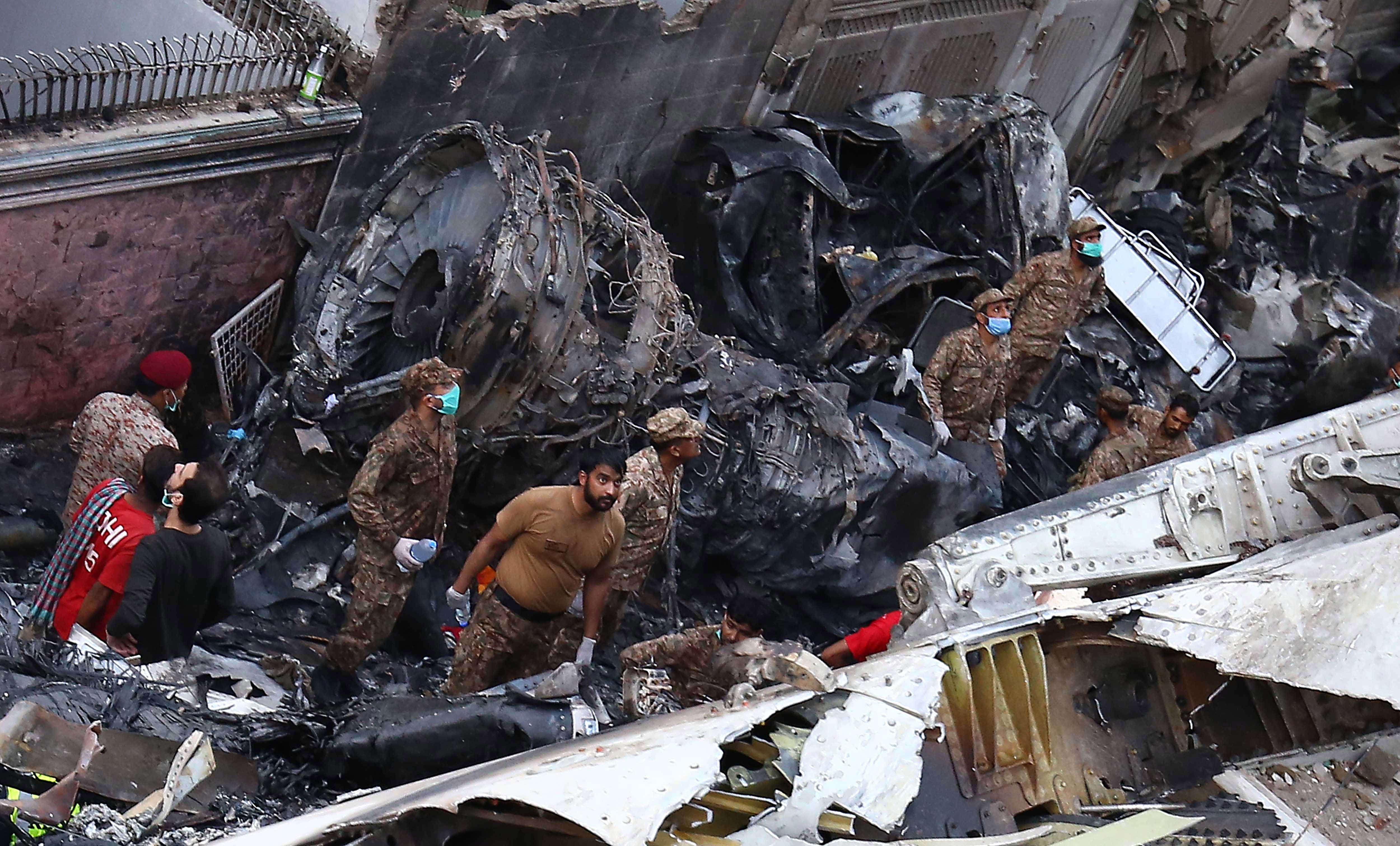 El error humano que causó una tragedia aérea con 97 muertos en Pakistán: “Iban hablando de coronavirus”