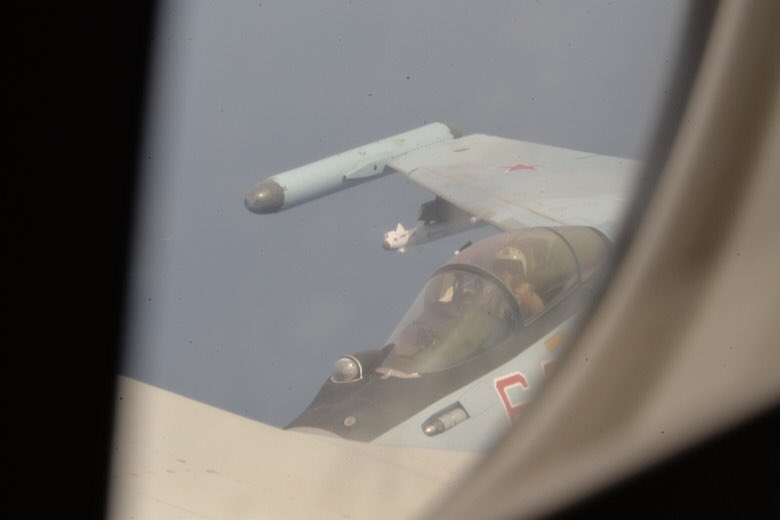 Avión del Ejército de EEUU fue interceptado en el Mar Mediterráneo por dos Sukhoi rusos bien armados… y muy “cerquita” (FOTOS)