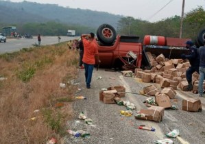 Gandola con cajas Clap se volcó en la autopista Charallave – Ocumare (Fotos y Video)
