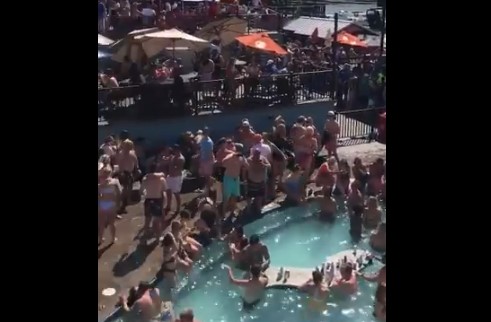 Autoridades en EEUU condenan concurrida fiesta en piscina