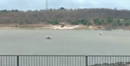 EN VIDEO: Cruzan el río Orinoco con remos y velas por escasez de gasolina