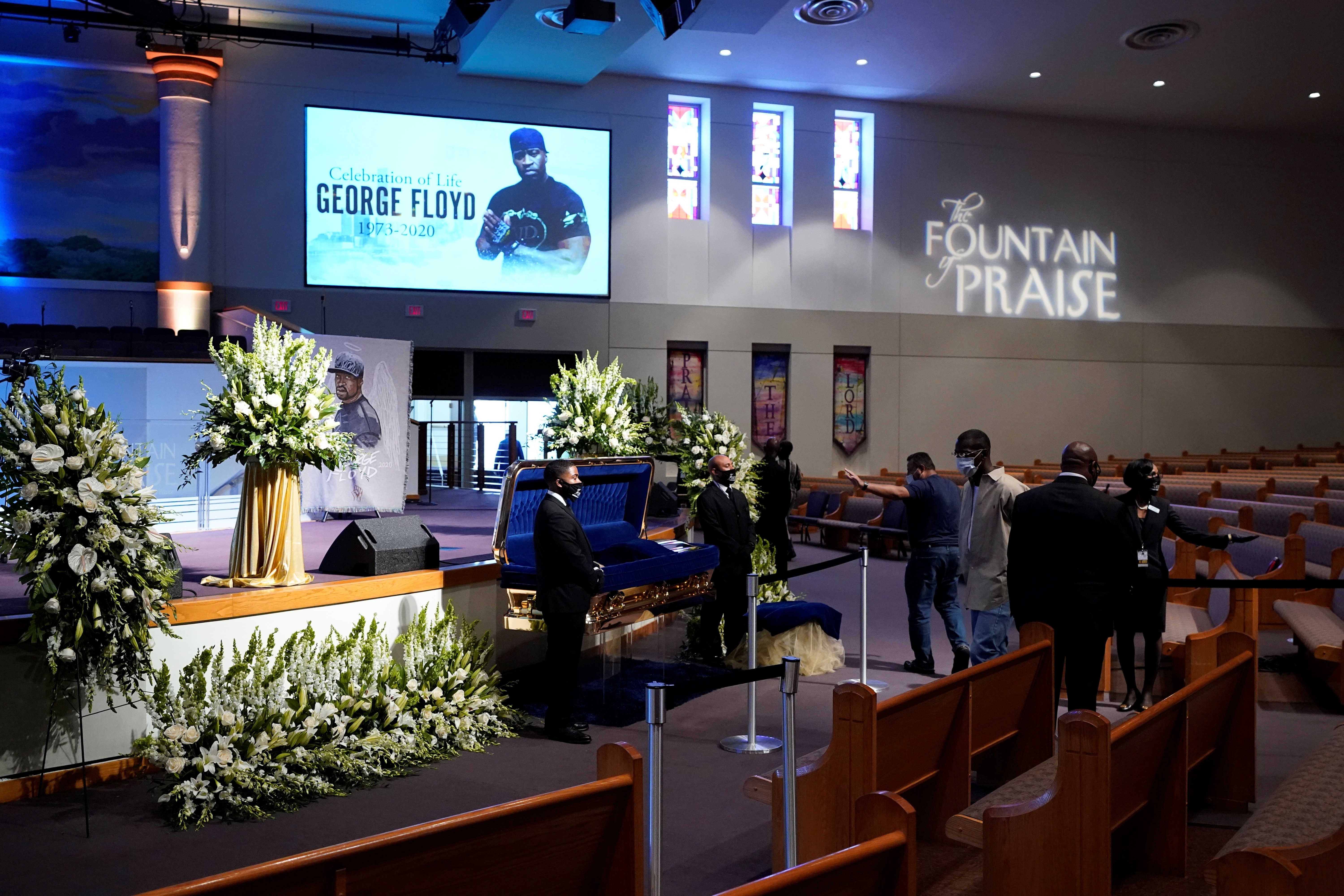Vecinos de George Floyd le dieron su último adiós en un velatorio en Houston