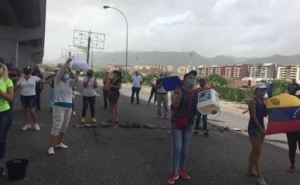 Protestaron en la avenida Intercomunal de Guarenas-Guatire por falta de agua #23Jun (Fotos)