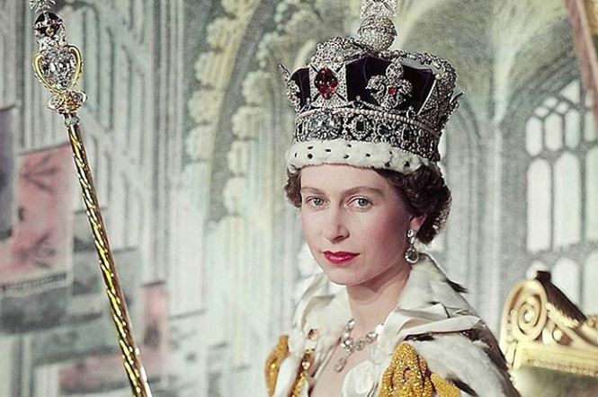 Así es el vestido elaborado con hilos de oro y plata de la Reina Isabel (Foto)