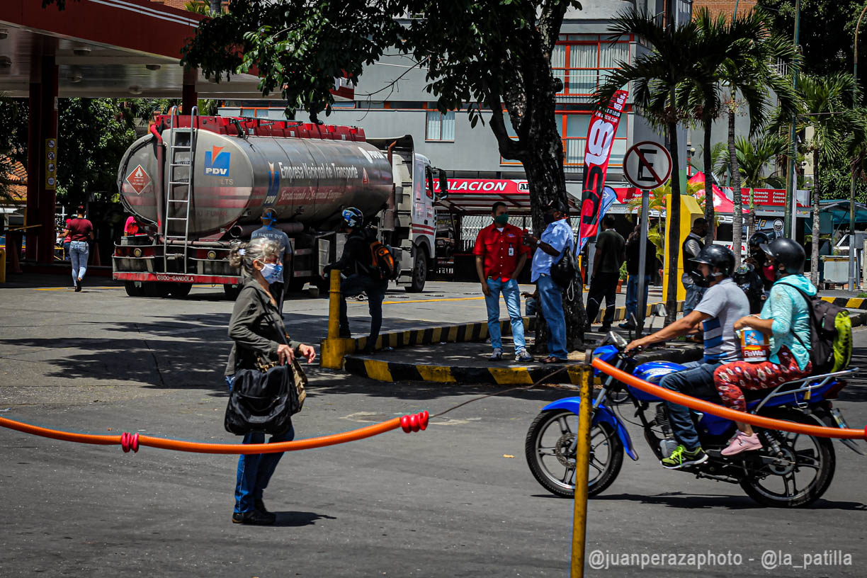 Colas interminables por combustible en plena pandemia marcan la vida del venezolano a diario (Video)